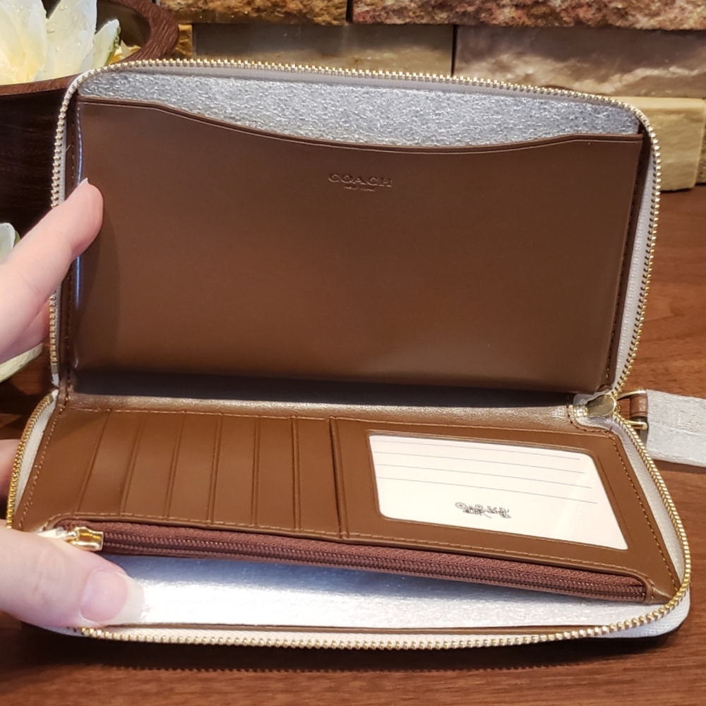**SALE - 1 left** NEW Coach Leather Phone Wallet - Picture 5 of 9